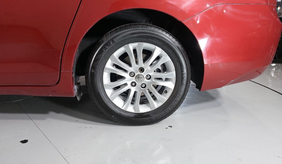 Toyota Sienna 3.5 XLE AT Minivan 2011