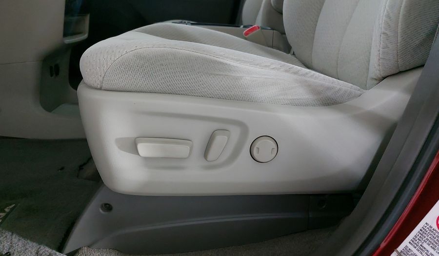 Toyota Sienna 3.5 XLE AT Minivan 2011