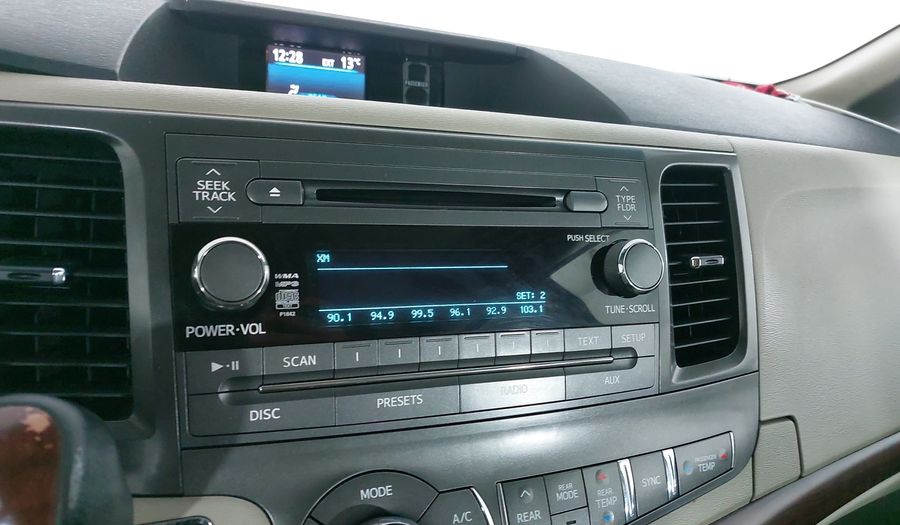 Toyota Sienna 3.5 XLE AT Minivan 2011