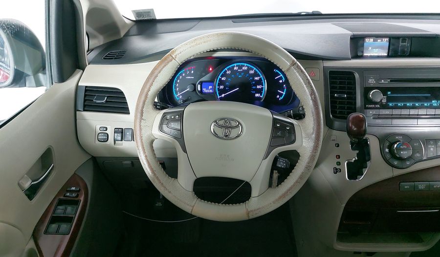 Toyota Sienna 3.5 XLE AT Minivan 2011