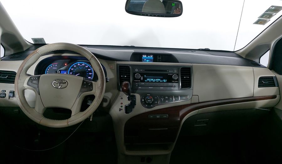 Toyota Sienna 3.5 XLE AT Minivan 2011