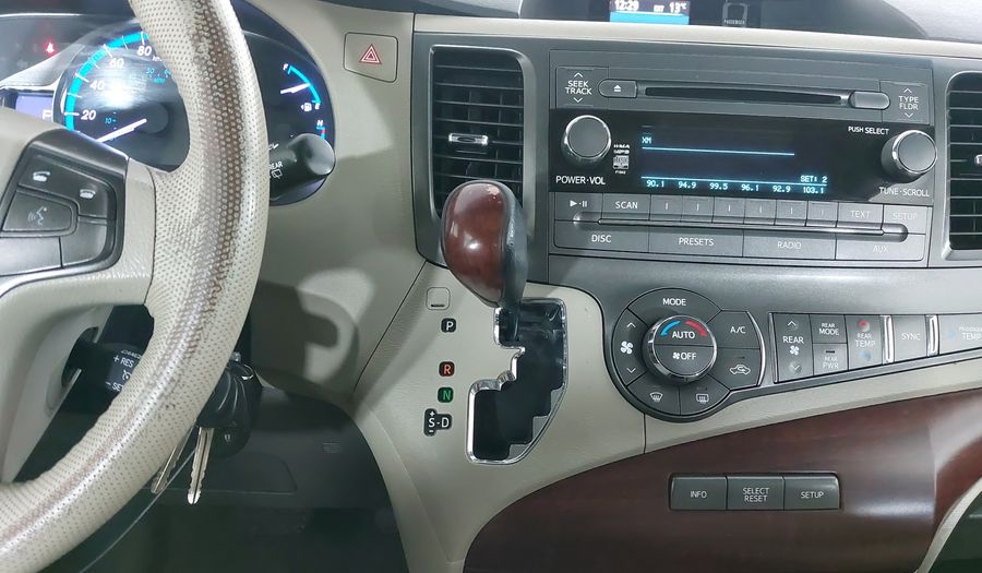 Toyota Sienna 3.5 XLE AT Minivan 2011