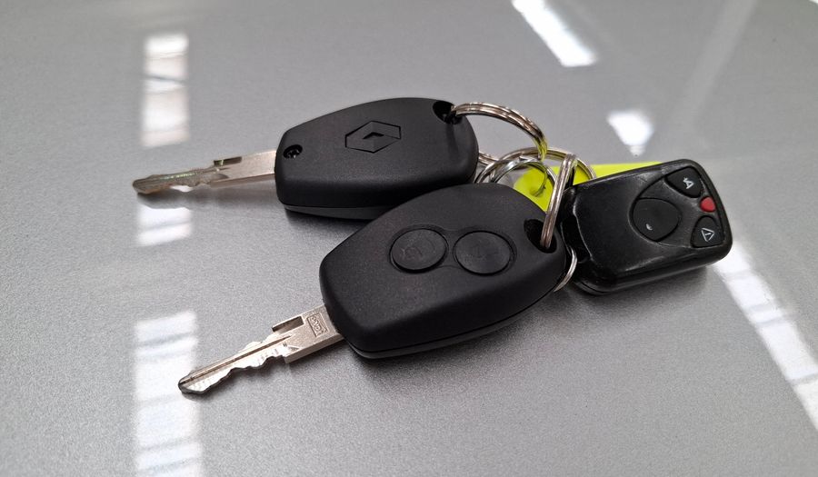 Renault Clio 1.1 MIO EXPRESSION PACK II MT Hatchback 2013