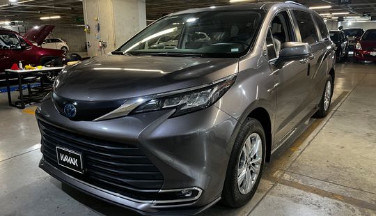 Toyota • Sienna