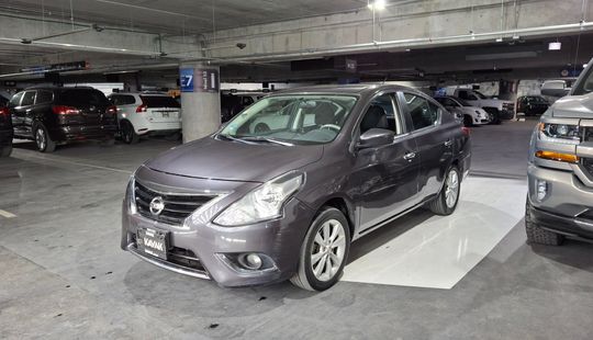 Nissan • Versa