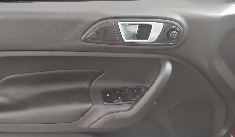 Ford Fiesta Kinetic Design 1.6 16V TITANIUM Hatchback 2016