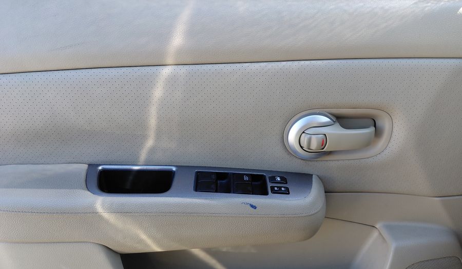 Nissan Tiida 1.8 TEKNA Hatchback 2011