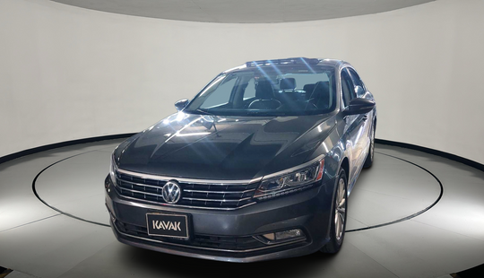 Volkswagen • Passat