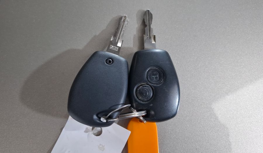 Renault Clio 1.1 MIO CONFORT PLUS ABC Hatchback 2013