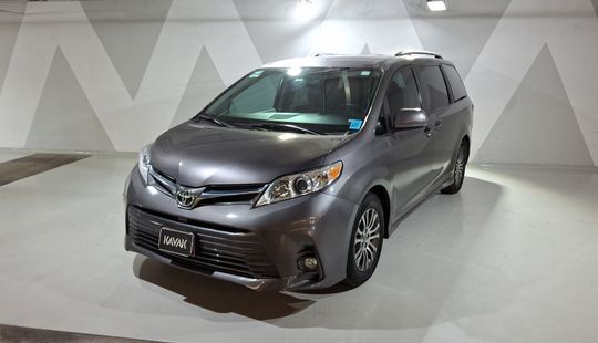 Toyota • Sienna
