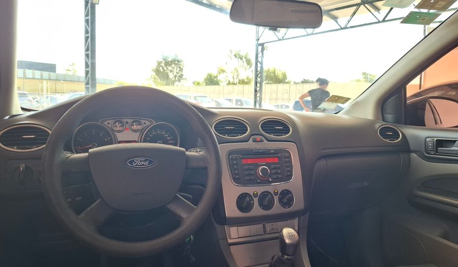 Ford Focus Ii 1.6 TREND Sedan 2012