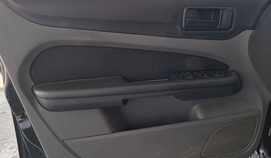 Ford Focus Ii 1.6 TREND Sedan 2012