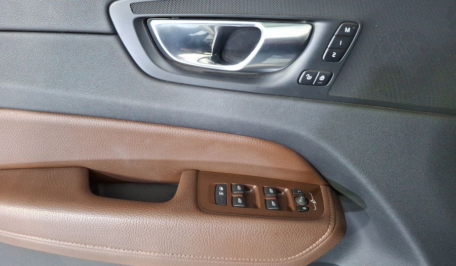 Volvo Xc60 2.0 B5 MHEV MOMENTUM AUTO AWD Suv 2022