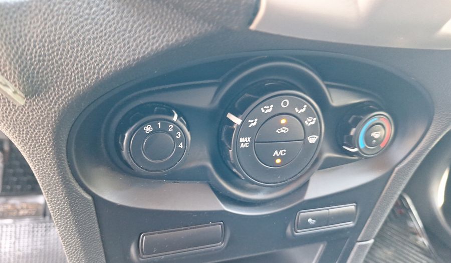 Ford Fiesta 1.6 TITANIUM Hatchback 2013