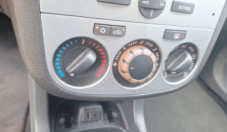 Opel Corsa 1.4 ENJOY Hatchback 2013