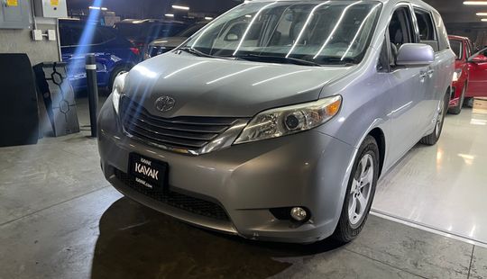 Toyota • Sienna