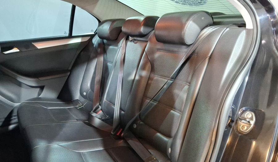 Volkswagen Jetta 2.5 SPORT PAQ WELTRADIO TECHO TIPTRONIC Sedan 2013