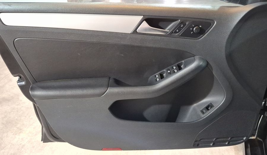 Volkswagen Jetta 2.5 SPORT PAQ WELTRADIO TECHO TIPTRONIC Sedan 2013