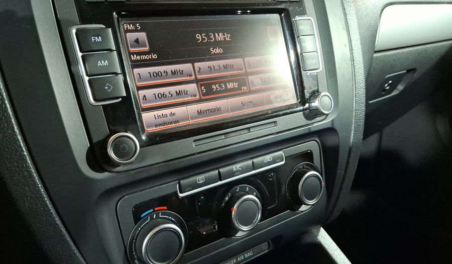 Volkswagen Jetta 2.5 SPORT PAQ WELTRADIO TECHO TIPTRONIC Sedan 2013