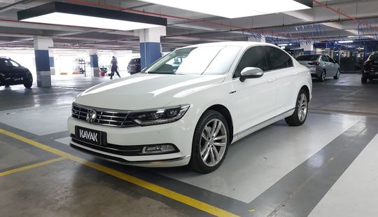 Volkswagen • Passat