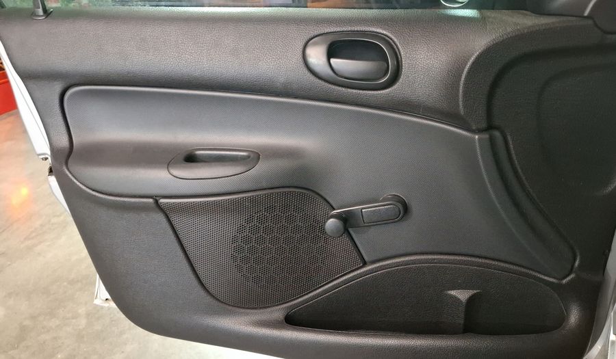 Peugeot 206 1.4 GENERATION Hatchback 2011