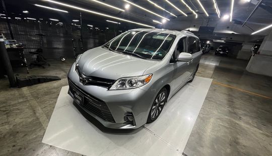 Toyota • Sienna