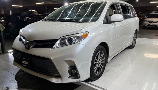 Toyota • Sienna