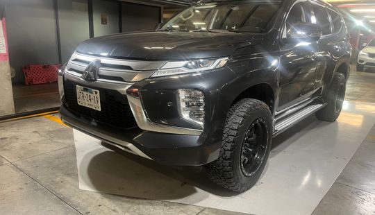 Mitsubishi • Montero