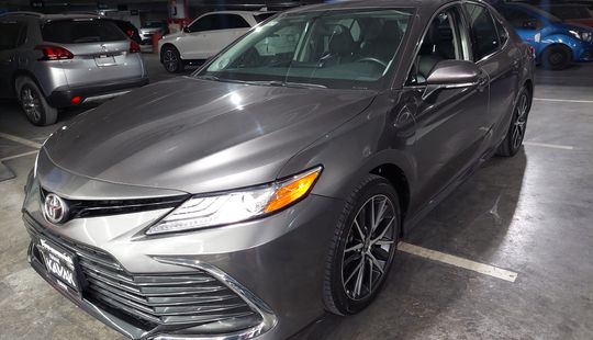 Toyota • Camry