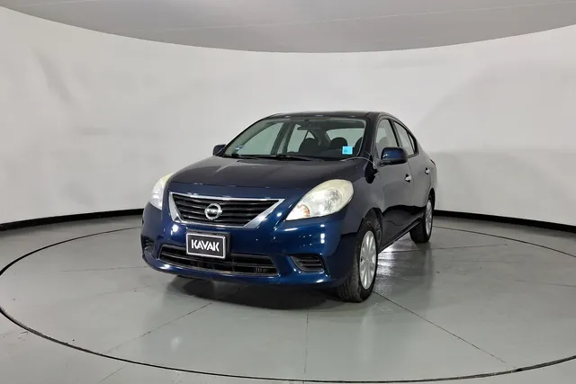 Nissan · Versa