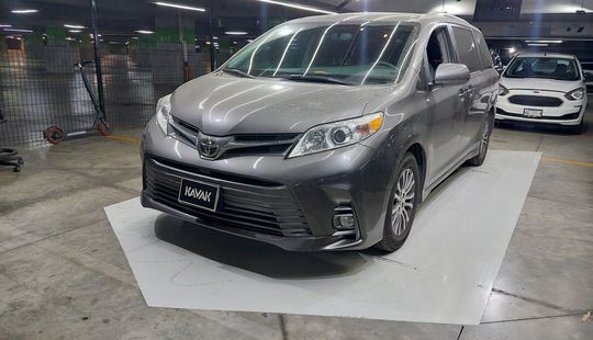 Toyota • Sienna