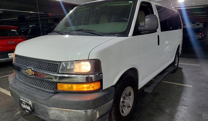 Autos Camioneta Chevrolet Para 12 Pasajeros Autos Chevrolet - Main Image