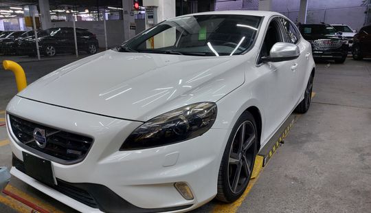 Volvo • V40