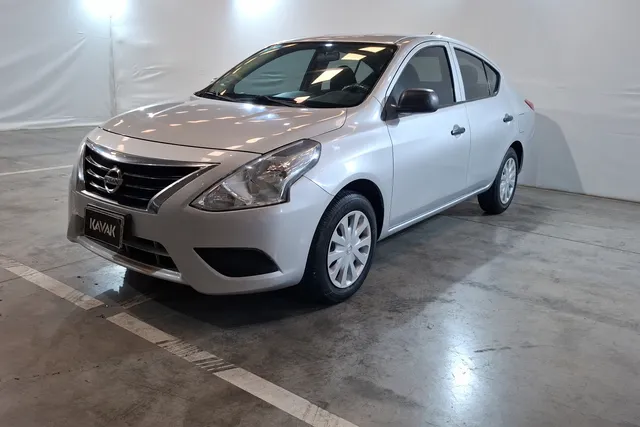 Nissan · Versa