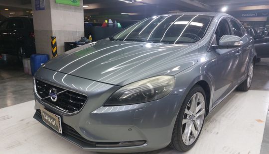 Volvo • V40