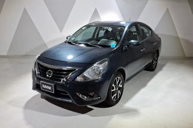 Nissan · Versa