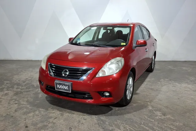 Nissan · Versa