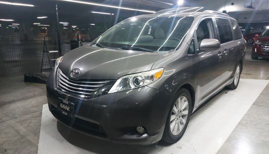 Toyota • Sienna