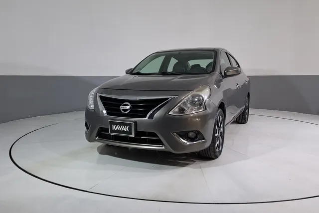Nissan · Versa