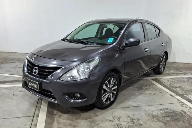 Nissan · Versa