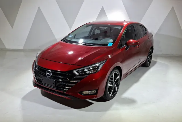 Nissan · Versa