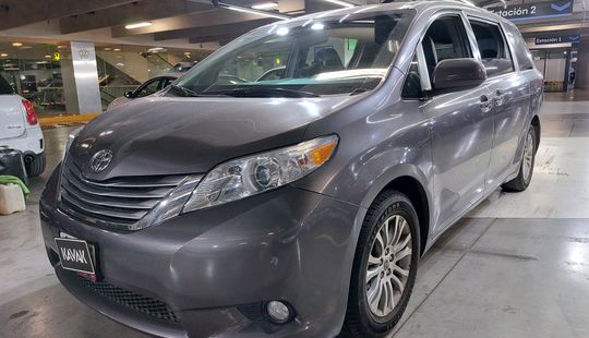 Toyota • Sienna
