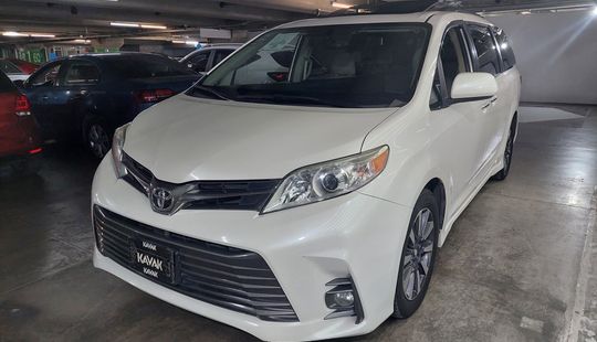 Toyota • Sienna