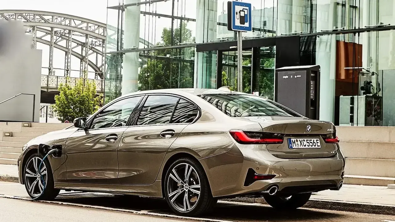 BMW 330e 2019