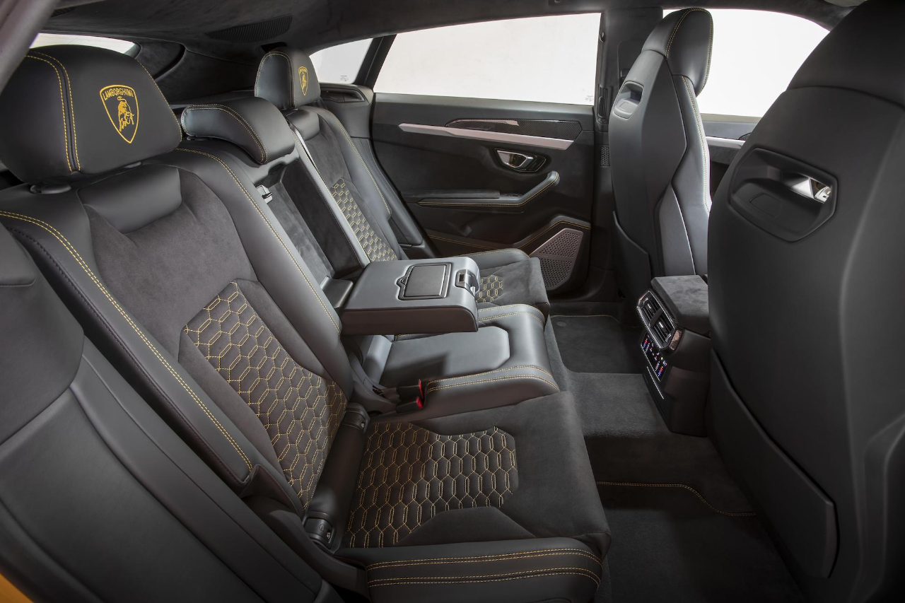 Lamborghini Urus interior preto