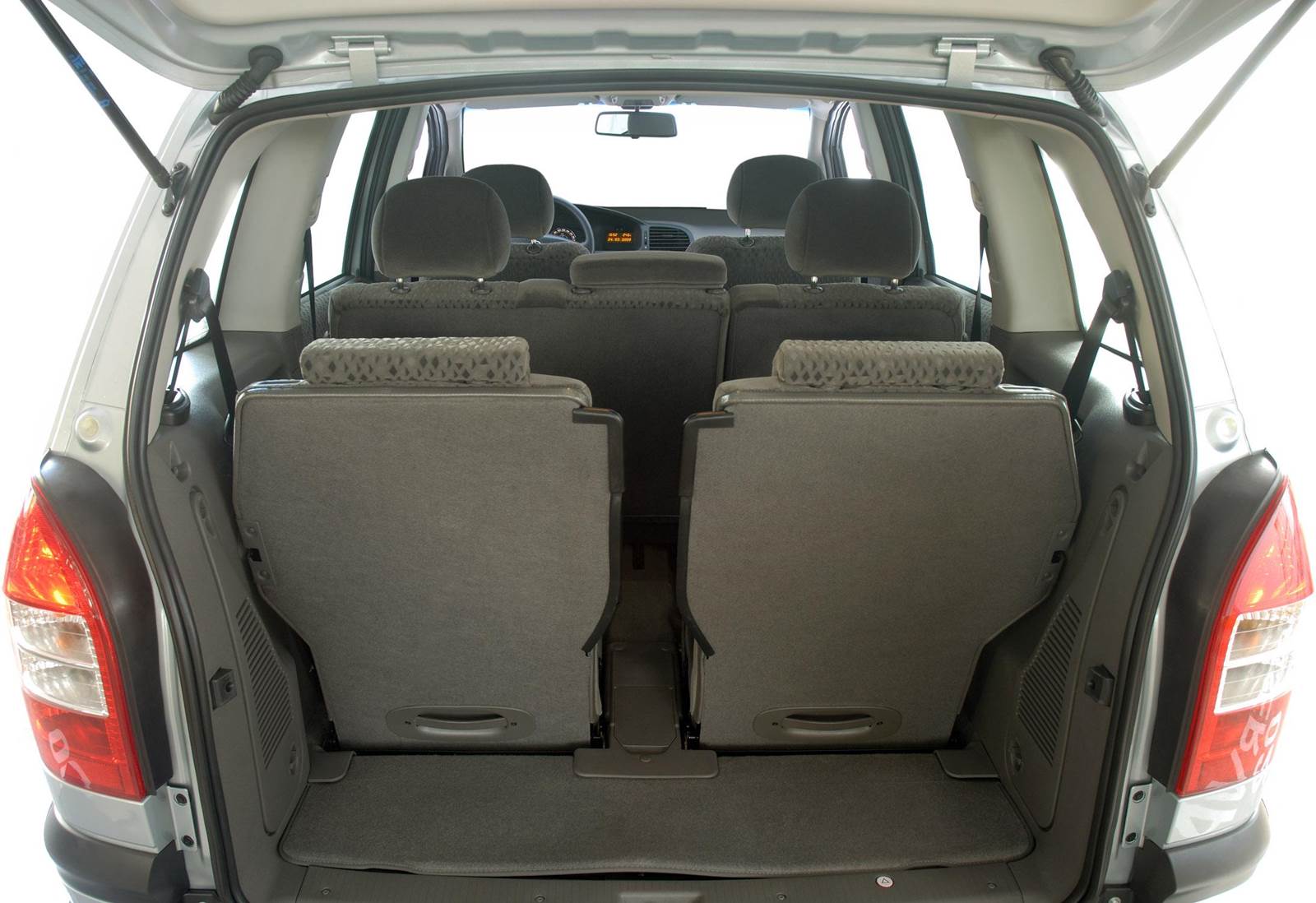 Zafira interior: visão do porta-malas com os bancos extras erguidos