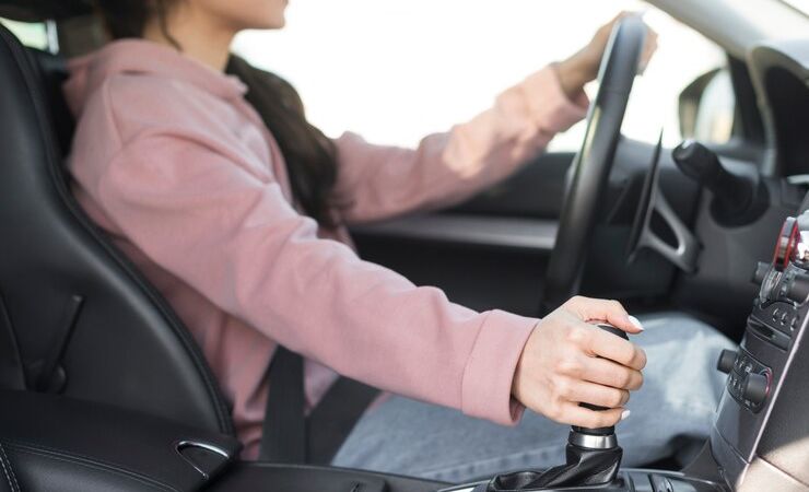 ¿Cómo manejar un auto con caja manual de cambios? | KAVAK