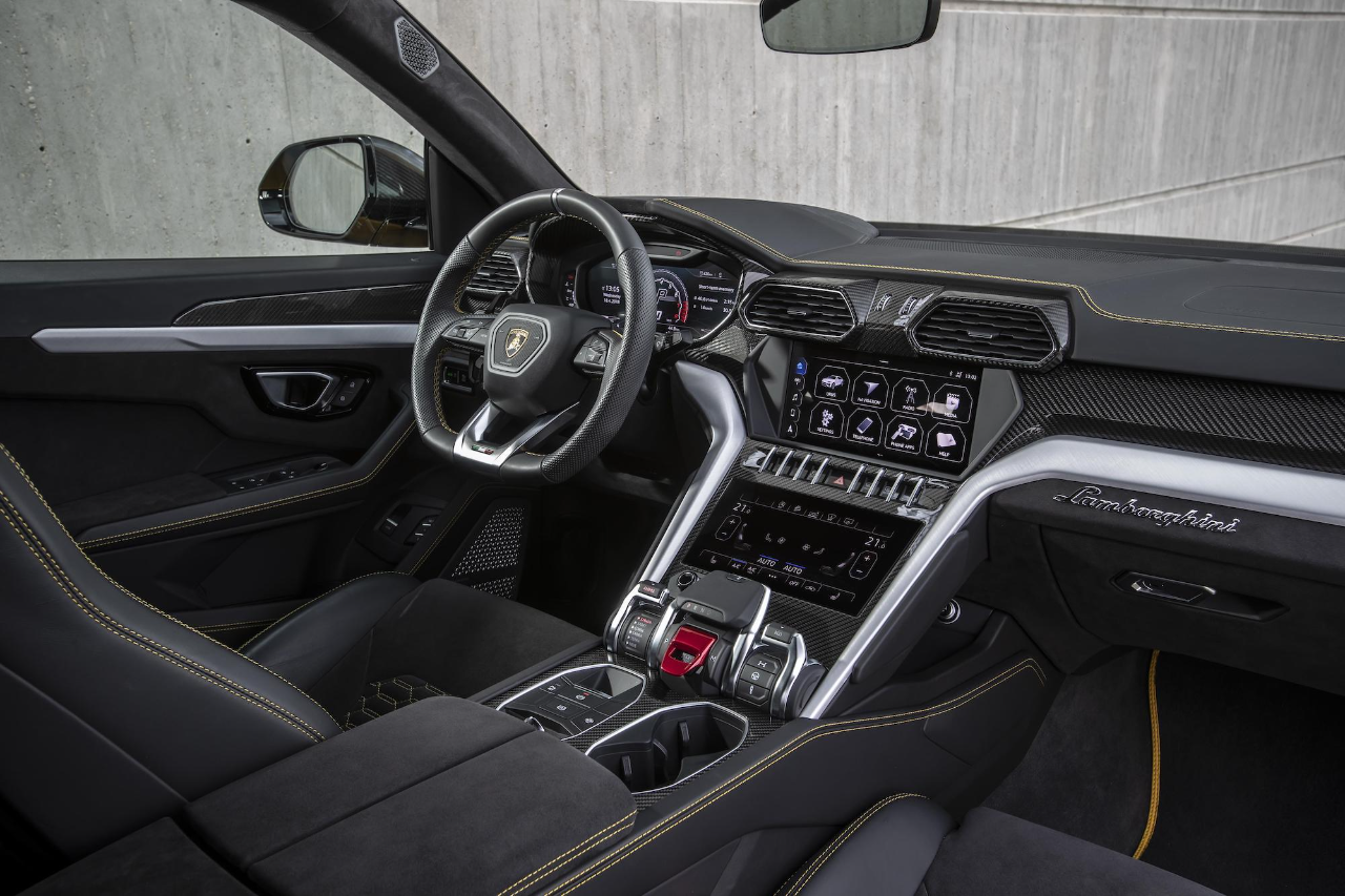 Lamborghini Urus interior preto