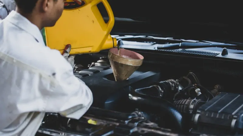 ¿Qué aceite lleva mi auto? Guía práctica  | KAVAK