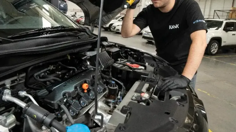 ¿Cómo cargar una batería de auto correctamente? | KAVAK